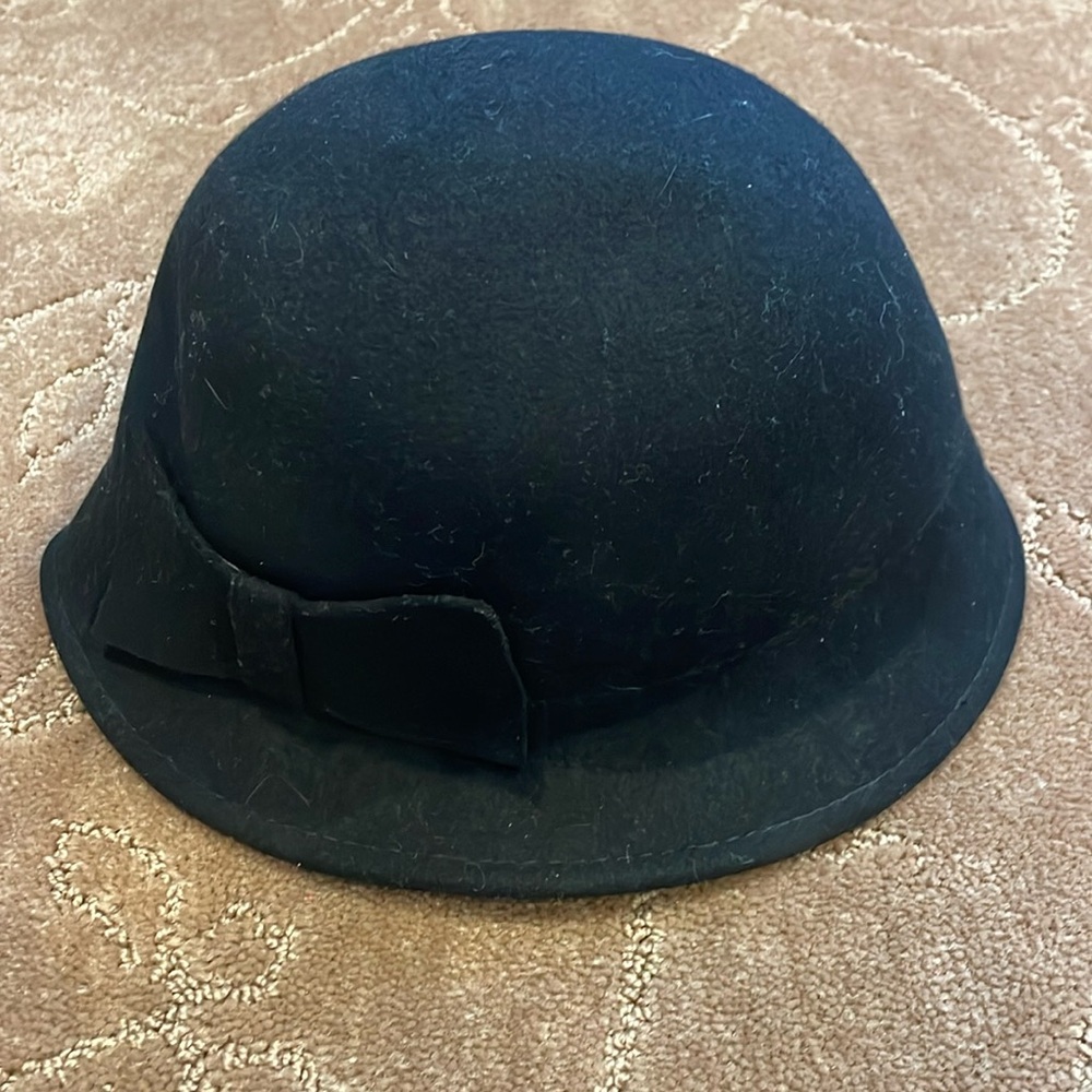 Black women’s cloche hat with bow detail
